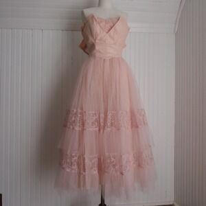 Dreamy 1950s Powder Pink Lace Strapless Party Dress